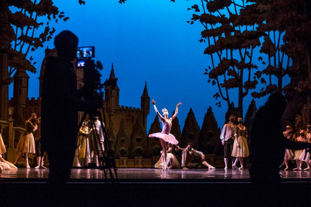 It was kind of a ballet of its own co-ordinating all five of cameras for the shoot, says Libby Lea, vice-president of production at Frank Digital. (Mikaela MacKenzie / Winnipeg Free Press)