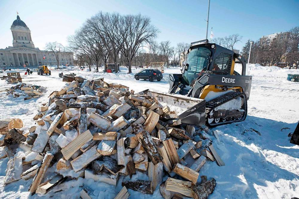 MIKE DEAL / WINNIPEG FREE PRESS
Police warned the group the federal Emergencies Act could be used to seize vehicles, trailers and equipment, and freeze assets.