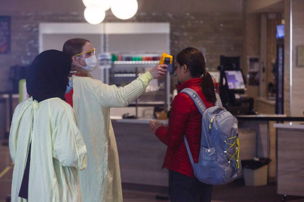MIKE DEAL / WINNIPEG FREE PRESS FILES
Provincial public health inspectors thrust onto the front line of pandemic education and enforcement efforts have suffered the brunt of fury triggered by government rules aimed at protecting Manitobans.