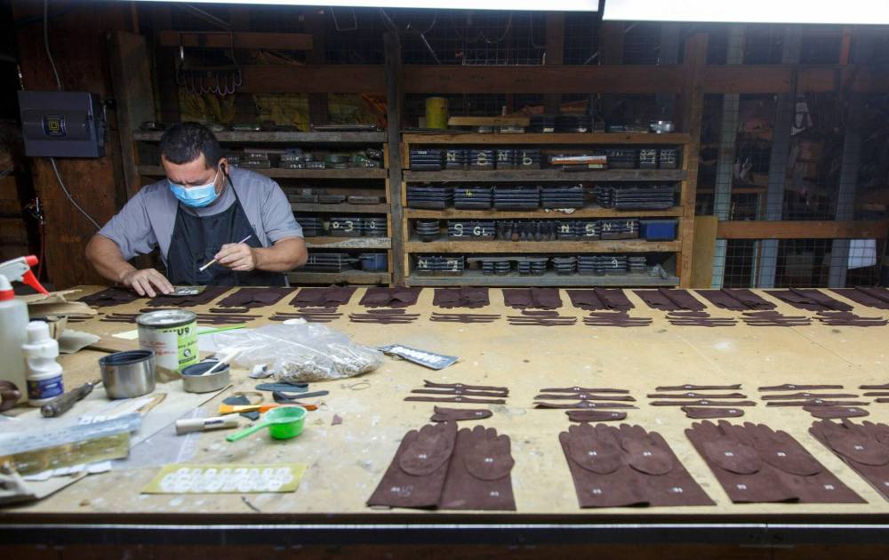MIKE DEAL / WINNIPEG FREE PRESS
Fabien Gomez marks each set of gloves so that the different pieces don’t get mixed with other gloves. The leather for each pair of gloves is cut from the same section so that they fit better.