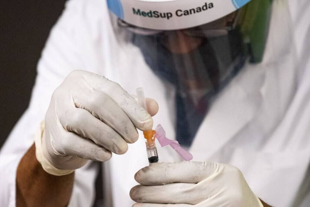DANIEL CRUMP / WINNIPEG FREE PRESS FILES
To date, 52.8 per cent of Manitobans 18 and up have opted for a third dose of the COVID-19 vaccine, compared to the more than 87.7 per cent of adults who have been double vaccinated.