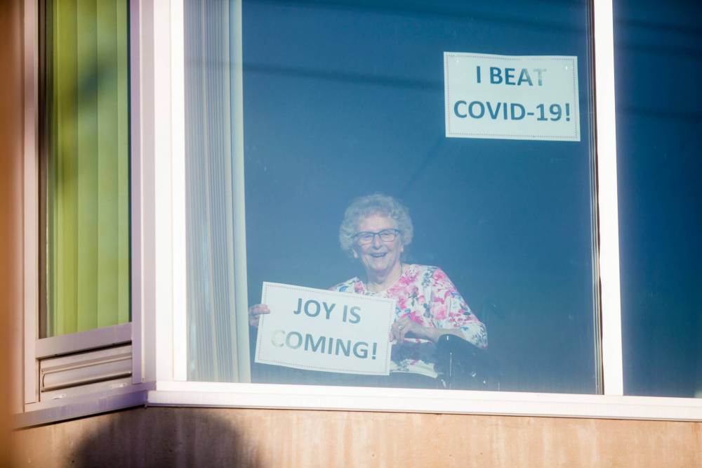 Margaret Ward poses with a message of hope in 2020 after recovering from COVID-19. (Mikaela MacKenzie / Free Press files)