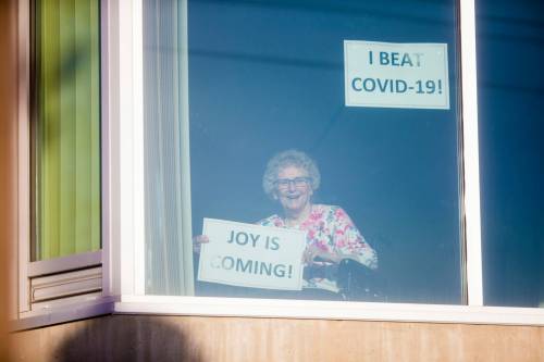 Margaret Ward poses with a message of hope in 2020 after recovering from COVID-19. (Mikaela MacKenzie / Free Press files)
