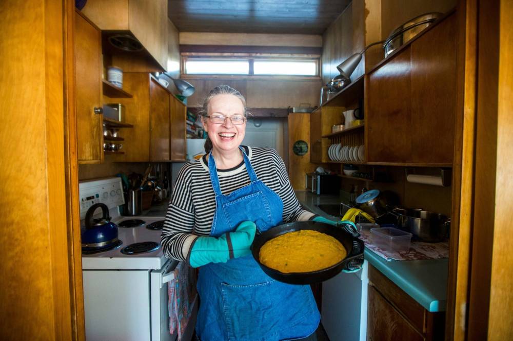 MIKAELA MACKENZIE / WINNIPEG FREE PRESS
Alison Gillmor with freshly baked skillet cornbread, the recipe for which was submitted by a reader when she edited the Recipe Swap column.
