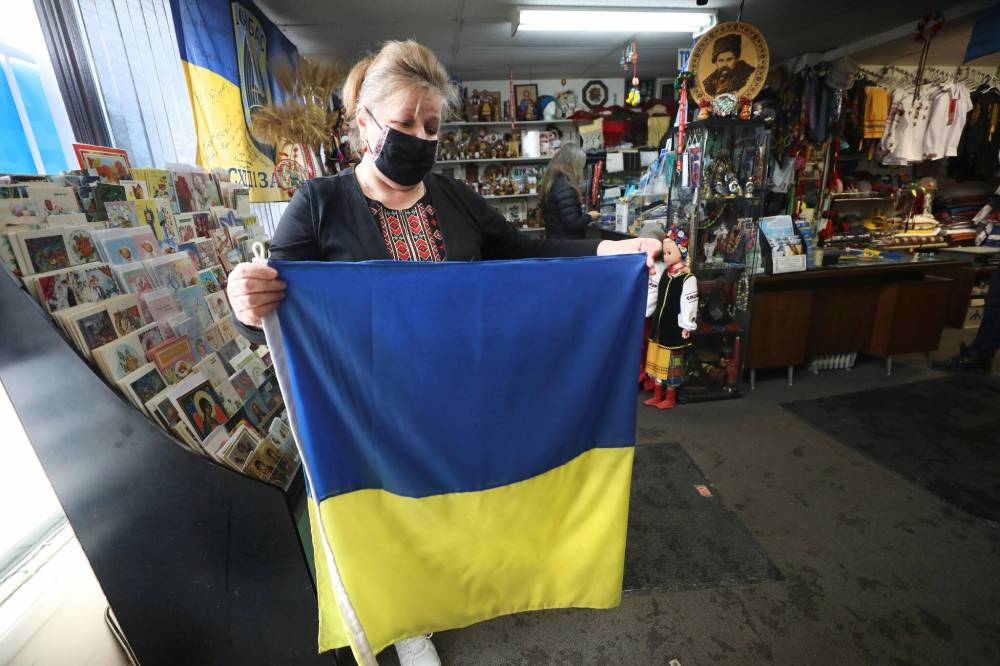 RUTH BONNEVILLE / WINNIPEG FREE PRESS
Nadia Zeleniuk and her husband Ruslan, owners of Ukrainian Import and Export on Selkirk Ave., sell out of flags. Nadia Zeleniuk and many of her friends are sewing homemade flags during their off work time with donated material to keep up with the demand. Money raised is going to help out Ukrainians.
