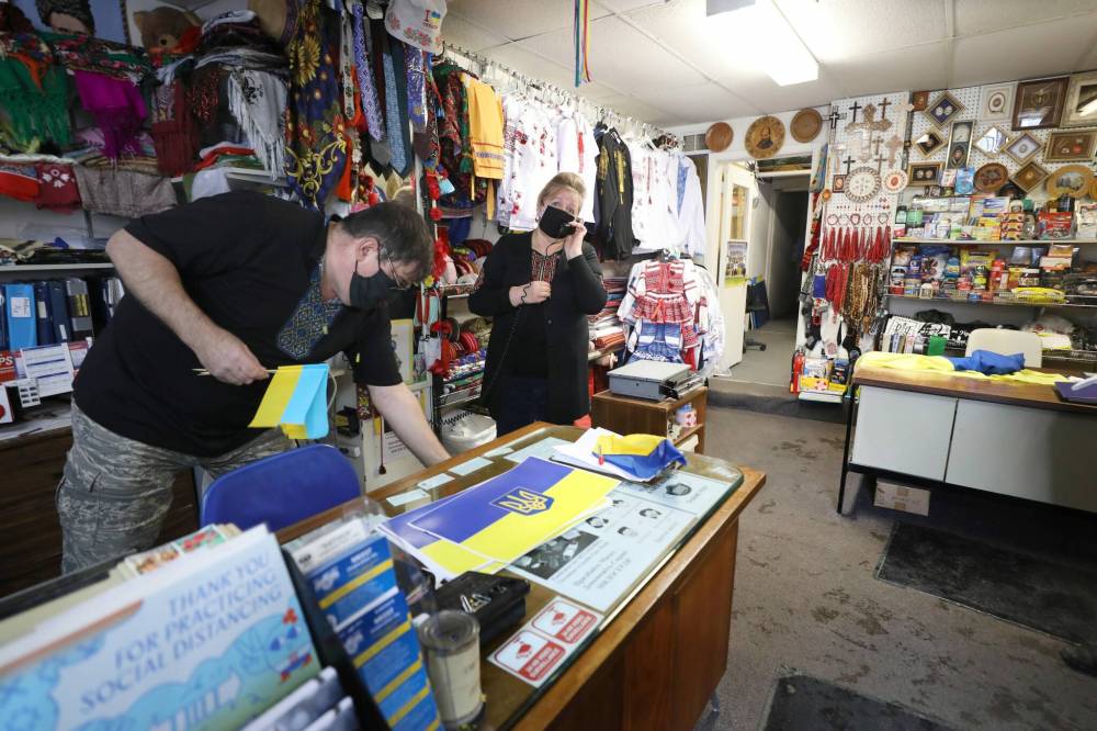 RUTH BONNEVILLE / WINNIPEG FREE PRESS
Ruslan and Nadia Zeleniuk of Ukrainian Import and Export on Selkirk Avenue have been ‘overwhelmed with support.’