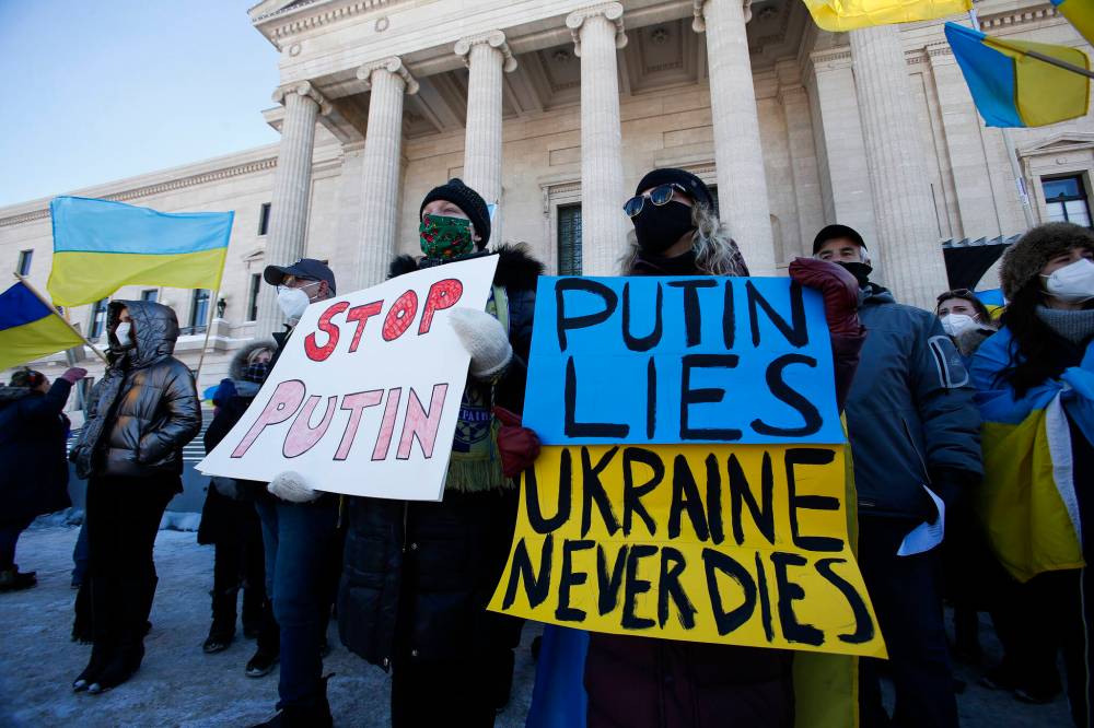 JOHN WOODS / WINNIPEG FREE PRESS
Hundreds of people gathered at a rally in support of Ukraine and against the Russian invasion at the Manitoba legislature Sunday.