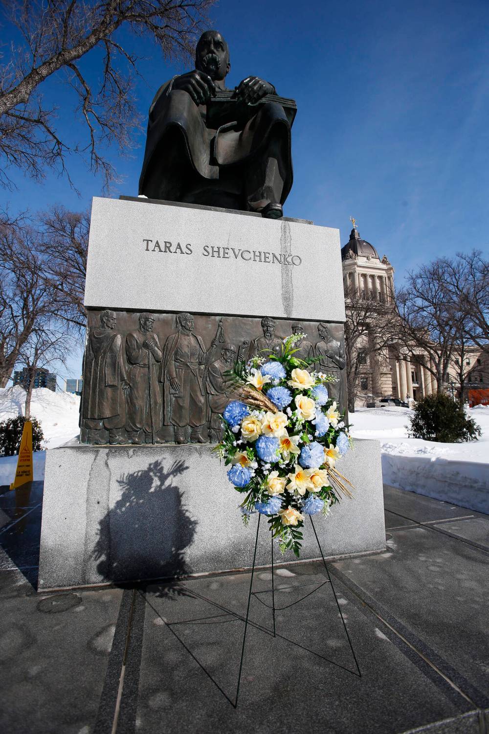 A wreath was placed at a Taras Shevchenko statue as people gathered for the rally. (John Woods / Winnipeg Free Press)