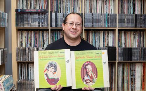 JESSICA LEE / WINNIPEG FREE PRESS Ben Century poses for a photo at reporter Dave Sanderson’s home with his records on March 11, 2022. Reporter: Dave