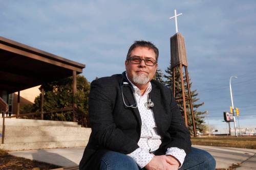 JOHN WOODS / WINNIPEG FREE PRESS FILES
Dr. Tim Hiebert is an internist who consults with emergency room staff at city hospitals and treats patients dying in the ER.