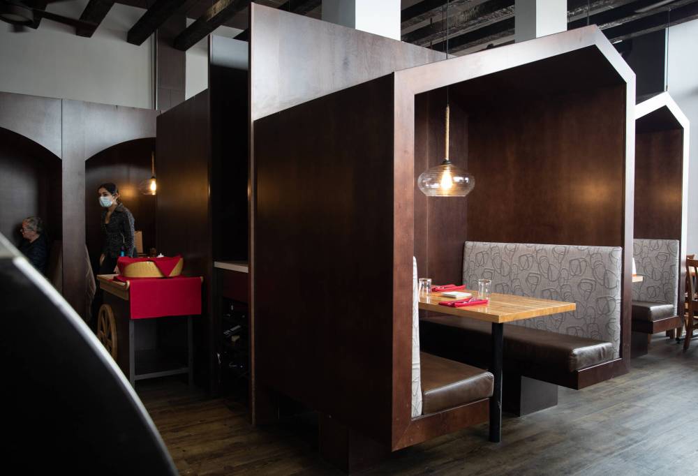 JESSICA LEE / WINNIPEG FREE PRESS
The interior of Little Nana’s Italian Kitchen features pine booths that provide privacy.