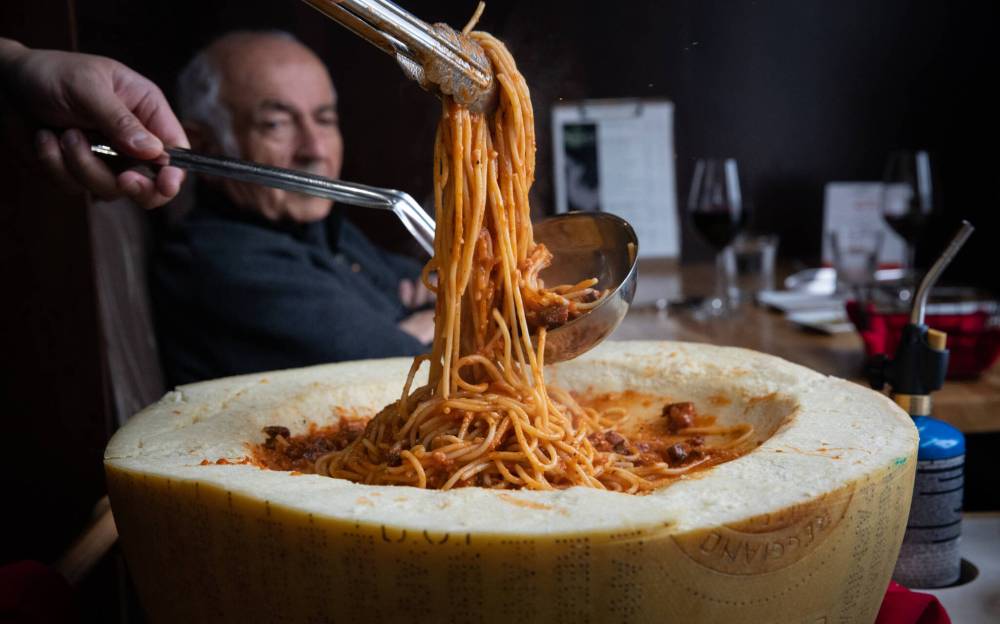 JESSICA LEE / WINNIPEG FREE PRESS
A hungry Frank (background) watches Chef Dann Carlo Ignacio prepare his meal, an Amatriciana Cheese Wheel.