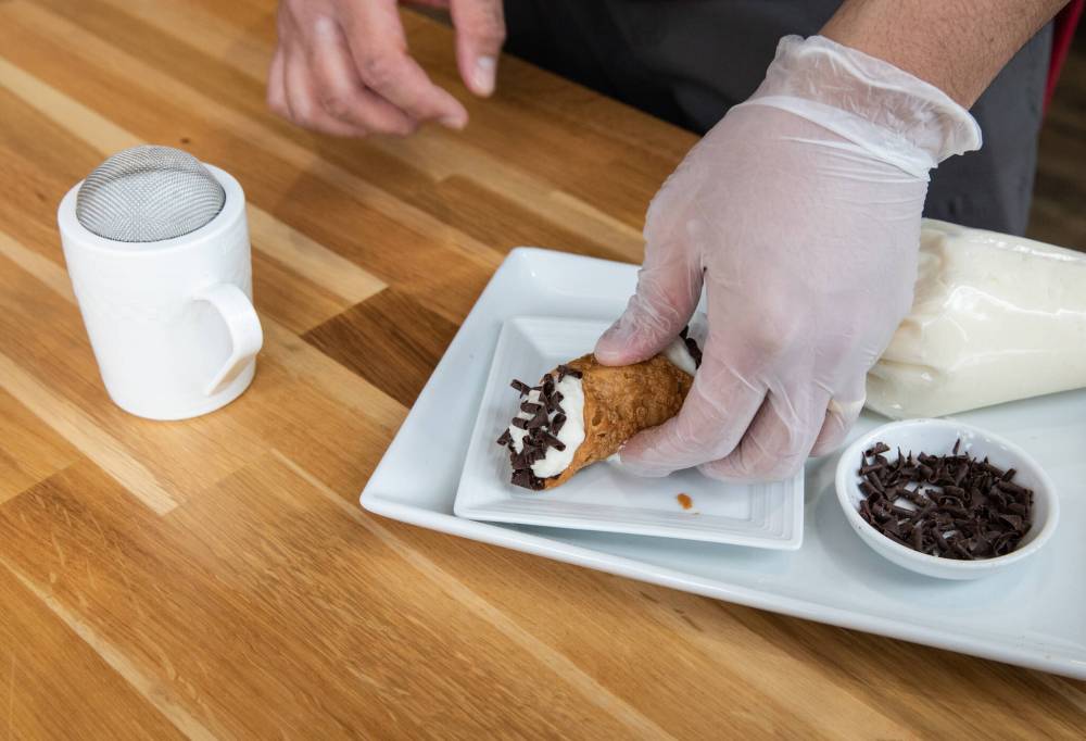 JESSICA LEE / WINNIPEG FREE PRESS
Chef Dann Carlo Ignacio puts his own spin on a cannoli.