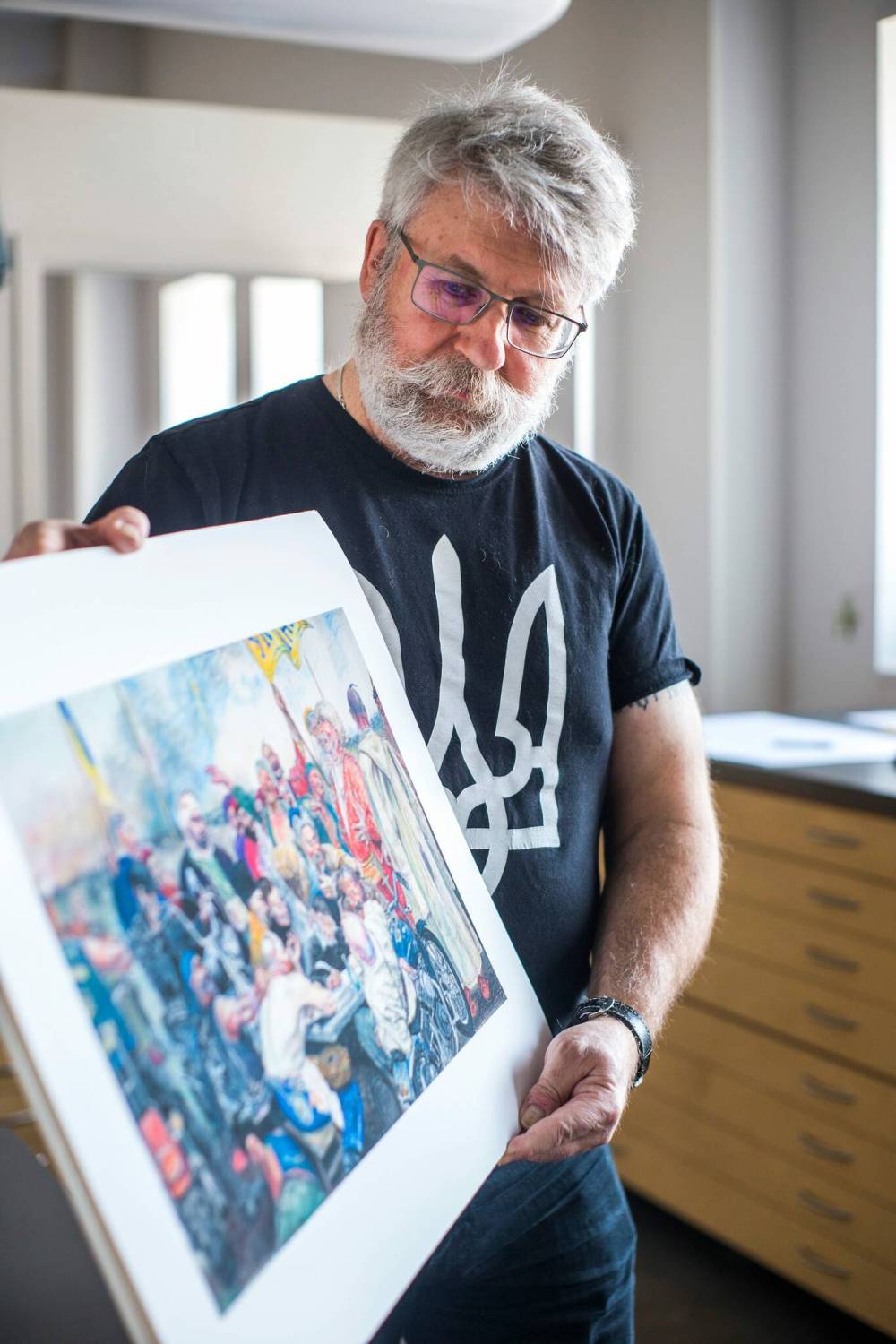 MIKAELA MACKENZIE / WINNIPEG FREE PRESS
Local artist Michael Boss is selling prints of his work with proceeds going to the Ukrainian Red Cross.