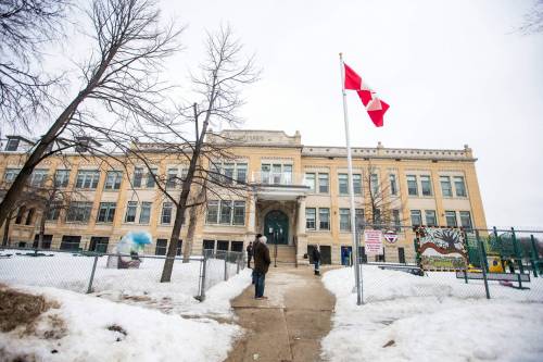 MIKAELA MACKENZIE / WINNIPEG FREE PRESS Luxton School, where a community case letter was recently sent out, in Winnipeg on Wednesday, March 23, 2022. For Maggie story. Winnipeg Free Press 2022.
