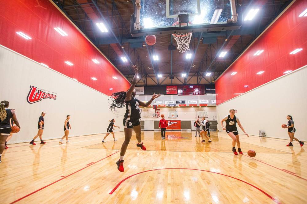 MIKAELA MACKENZIE / WINNIPEG FREE PRESS Kyanna Gile at Wesmen basketball practice at the Duckworth Centre in Winnipeg on Wednesday, March 23, 2022. For Mike Sawatzky story. Winnipeg Free Press 2022.