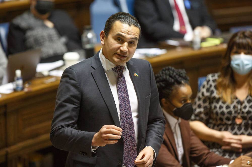 MIKE DEAL / FREE PRESS FILES
During question period Thursday, Kinew asked Premier Heather Stefanson why there was a cap on health-care spending and if it resulted in the system running out of capacity.
MIKE DEAL / WINNIPEG FREE PRESS Wab Kinew, Leader of the Opposition NDP, took his mask off to ask questions. MLA’s during Question Period on the first day that the province has lifted all remaining public health orders, leaving it up to individuals to decide if they want to wear masks. Some MLA’s decided to continue wearing masks, many did not. 220315 - Tuesday, March 15, 2022.