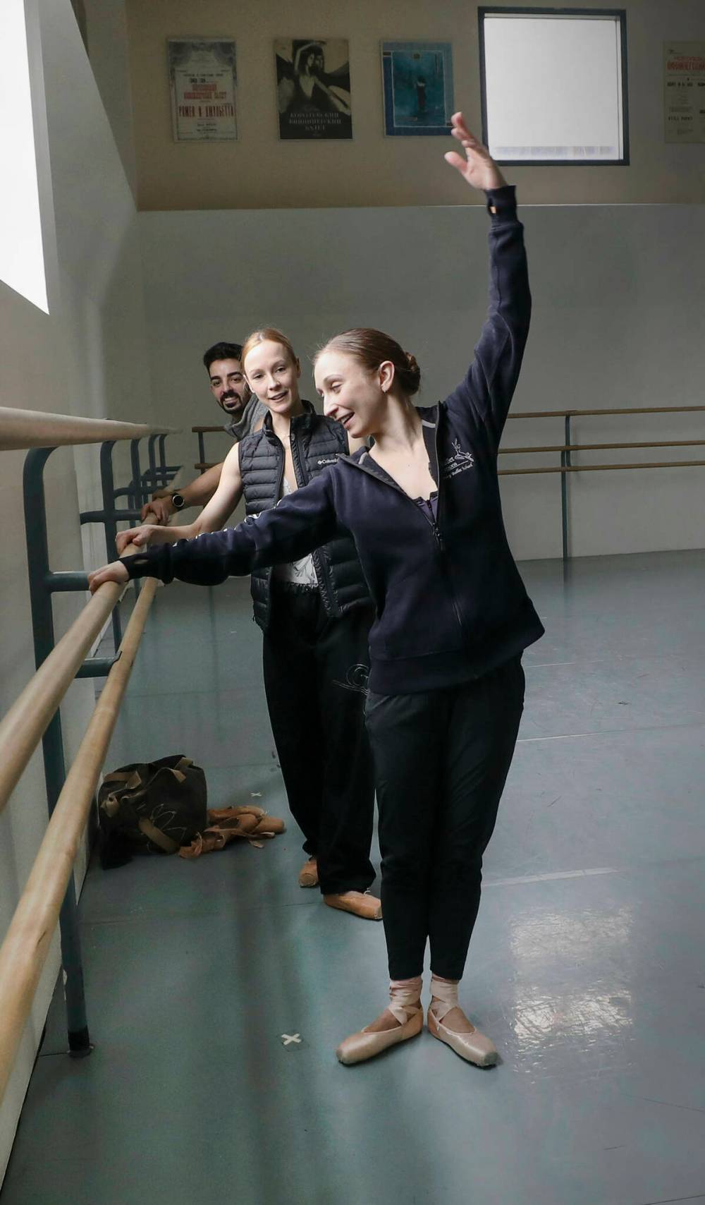RUTH BONNEVILLE / WINNIPEG FREE PRESS
RWB dancers Alanna McAdie (front), Elizabeth Lamont and Stephan Azulay stretch at the barre.