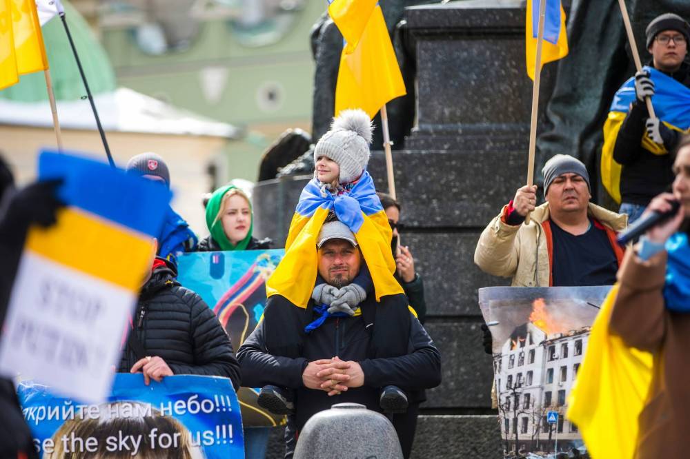 A daily demonstration takes place in the heart of the old town in Krakow. (Mikaela MacKenzie / Winnipeg Free Press)
