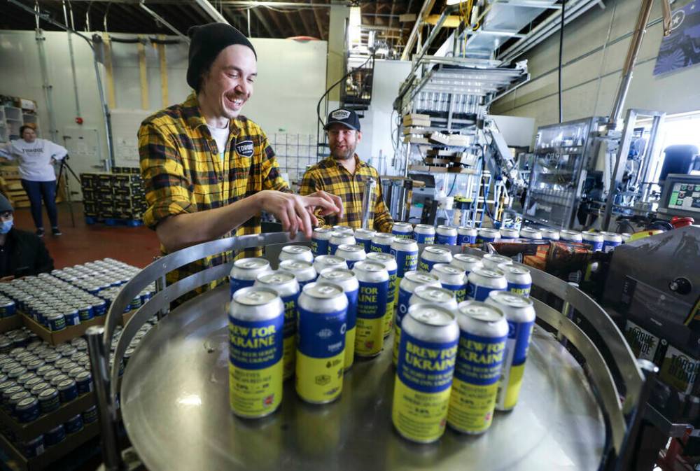 RUTH BONNEVILLE / WINNIPEG FREE PRESS
Kyle Maskiw is the canning operator for Ukraine Brew at Torque Brewing.