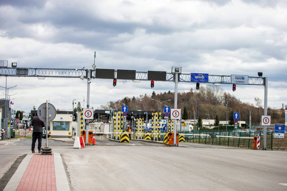 MIKAELA MACKENZIE / WINNIPEG FREE PRESS
The pace of fleeing refugees has slowed, and some days, traffic is flowing in both directions, as some foreigners head into Ukraine to fight.