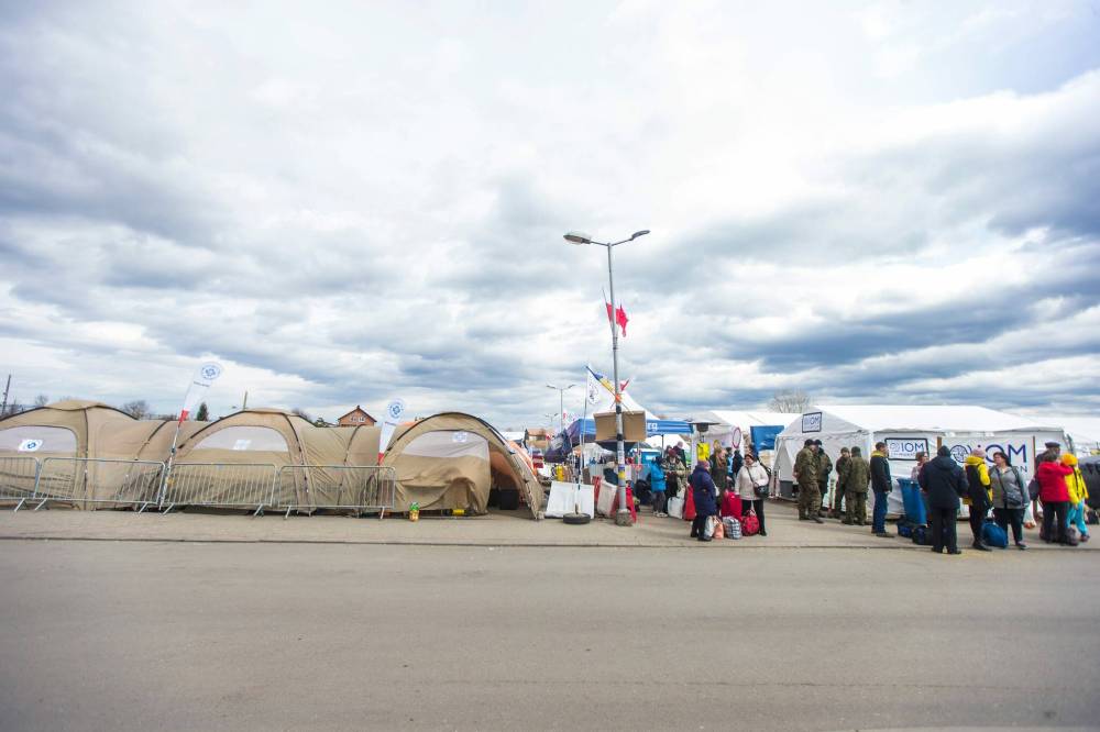 MIKAELA MACKENZIE / WINNIPEG FREE PRESS
At the Medyka crossing, the tents all have signs saying ‘bezkoshtovno,’ meaning the food and supplies inside are all free.