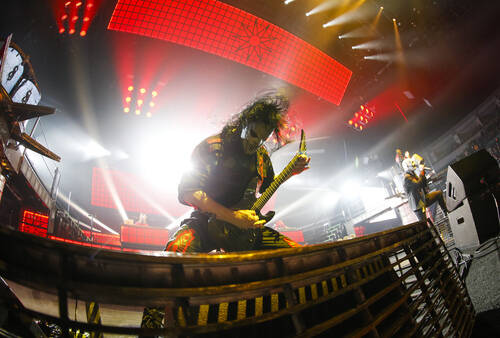 JOHN WOODS / WINNIPEG FREE PRESS
Slipknot guitarist Mick Thomson shreds at Canada Life Centre in Winnipeg Monday.