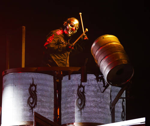 JOHN WOODS / WINNIPEG FREE PRESS
Slipknot percussionist Shawn “Clown” Crahan performs.