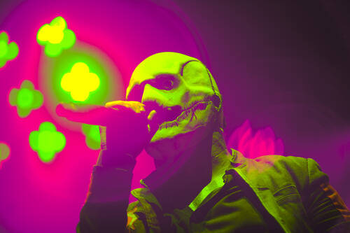 JOHN WOODS / WINNIPEG FREE PRESS
Slipknot lead vocalist Corey Taylor leads the band through their set at Canada Life Centre in Winnipeg Monday.