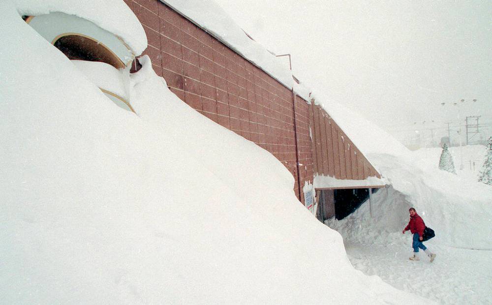 WAYNE GLOWACKI / WINNIPEG FREE PRESS FILES
Blizzard of 1997. An intrepid shopper heads for Eaton’s warehouse.