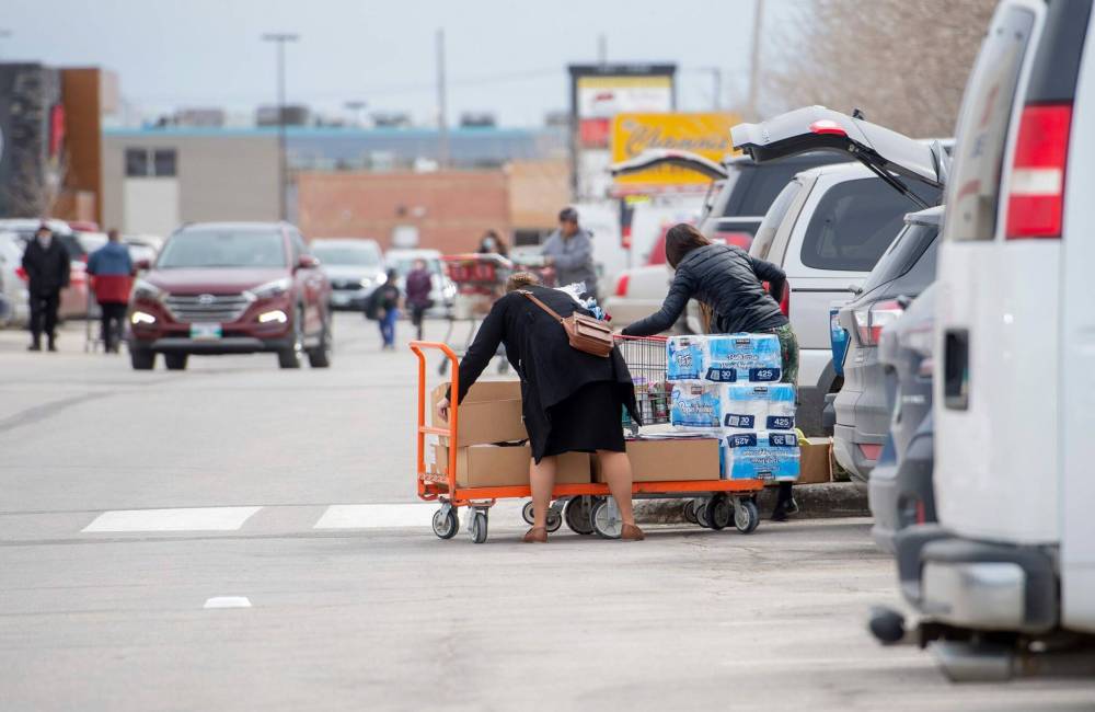 MIKE SUDOMA / WINNIPEG FREE PRESS
Shoppers load up their vehicle in the parking lot of Costco on St James St in preparation for the upcoming reported winter storm.