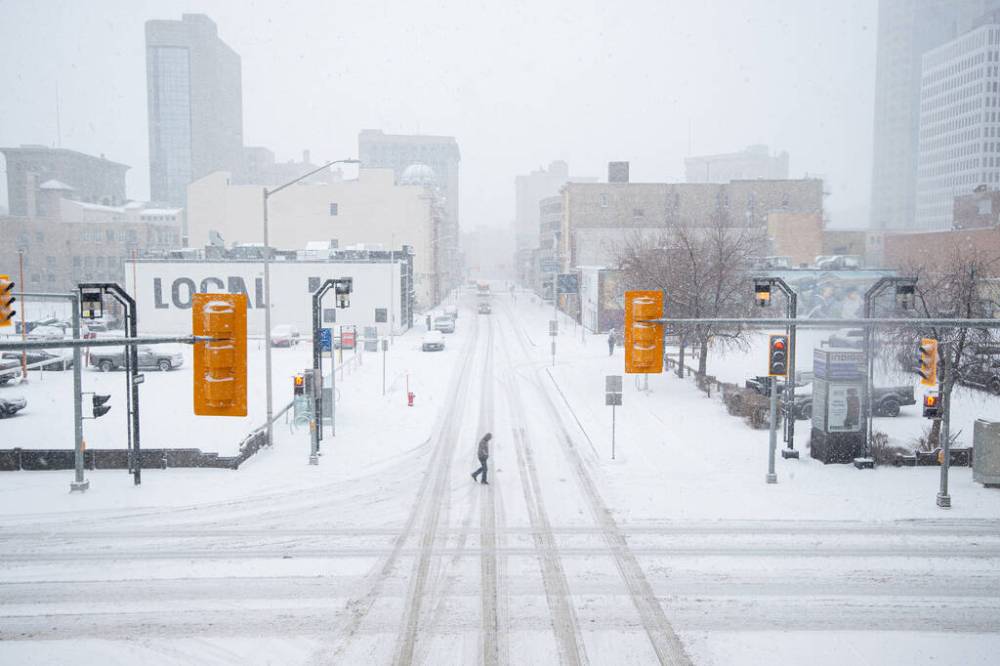 MIKE SUDOMA / THE CANADIAN PRESS
The other five Winnipeg divisions opted for traditional snow days — closing schools and giving teachers and students time off.