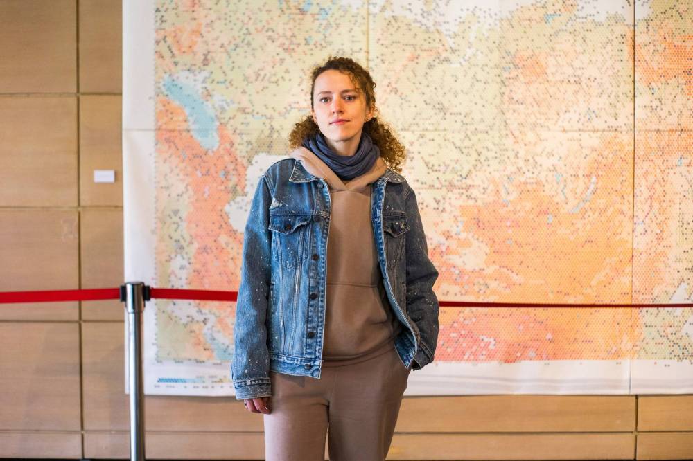 MIKAELA MACKENZIE / WINNIPEG FREE PRESS
Ukrainian artist Oksana Pyzh poses for a portrait in the exhibition of Ukrainian art, of which she is a part, at the Maggha Centre in Krakow.