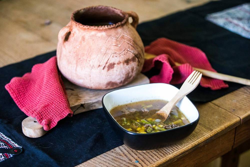 MIKAELA MACKENZIE / WINNIPEG FREE PRESS
Bison and wild rice stew in one of KC Adams handmade clay vessels