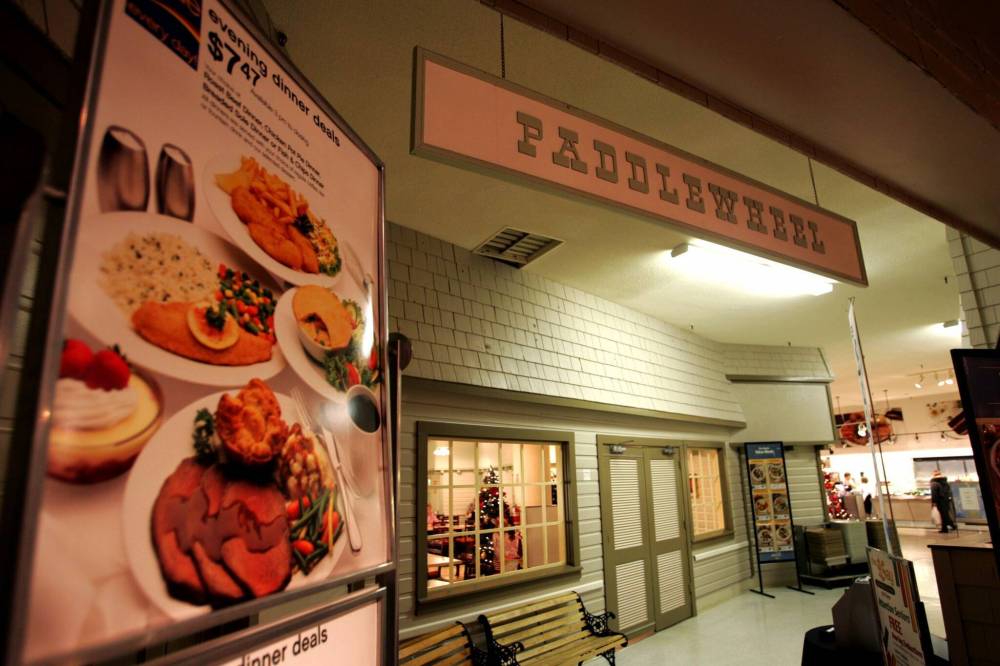 Inside the Paddlewheel Restaurant. (Wayne Glowacki / Winnipeg Free Press files)
