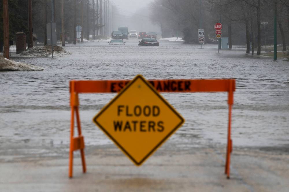 Stalled cars sit on Pritchard Farm Road in East St. Paul Sunday. (John Woods / Winnipeg Free Press)