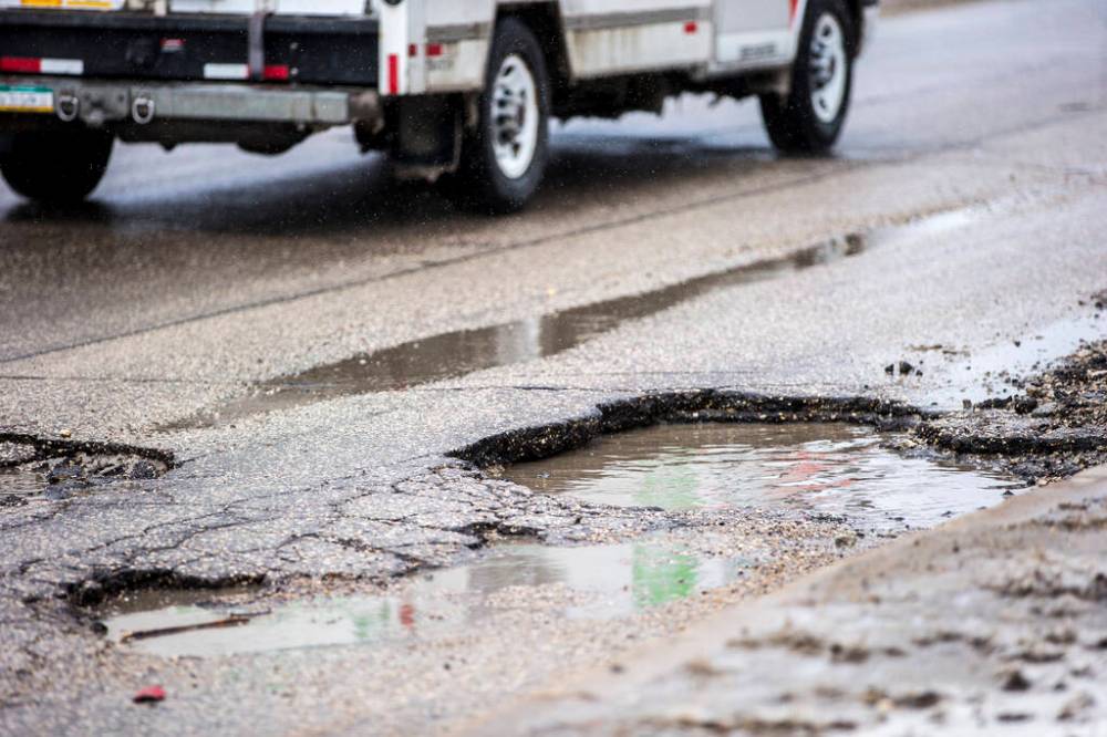 MIKAELA MACKENZIE / WINNIPEG FREE PRESS FILES
Potholes on Route 90 near Tuxedo Avenue in Winnipeg. More than 33,000 potholes have been filled so far in 2022, and Winnipeggers filed 3,323 requests to get specific holes repaired.