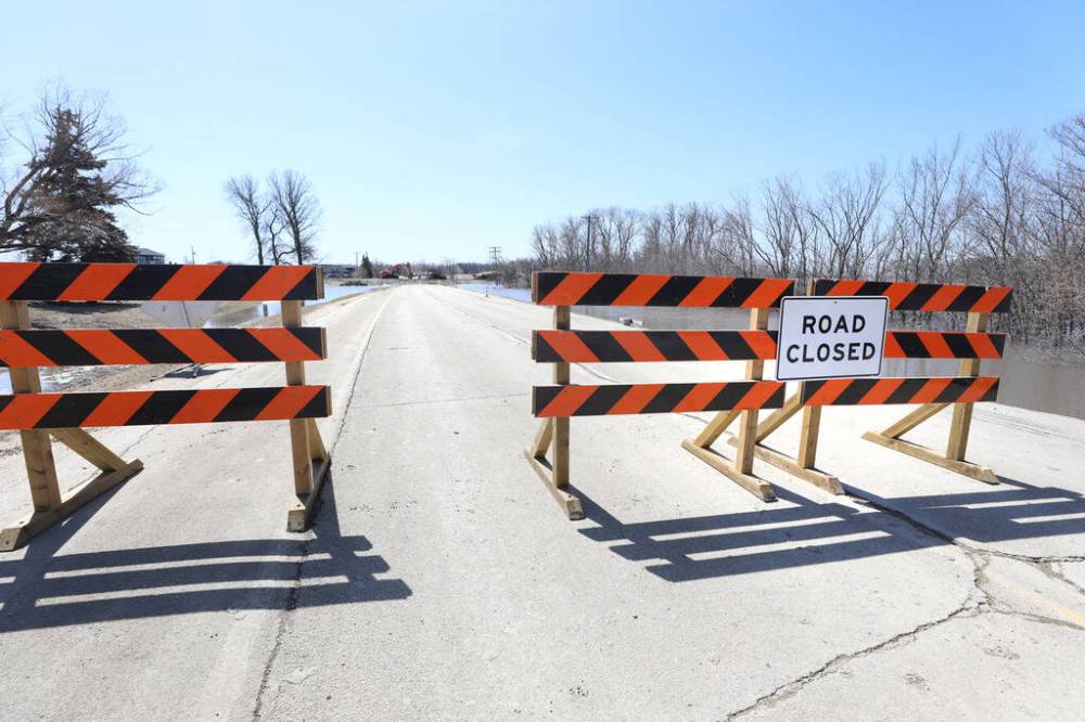 The swollen Red River has forced the closure of Provincial Road 200 (St. Mary’s Road south) at St. Adolphe. The town’s ring dike has been closed, while partial dike closures were made in Brunkild and Gretna. RUTH BONNEVILLE / WINNIPEG FREE PRESS