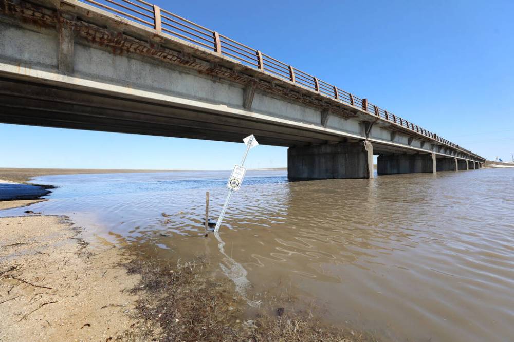 The floodway near St. Mary’s Road, south of Winnipeg, is full of water. RUTH BONNEVILLE / WINNIPEG FREE PRESS