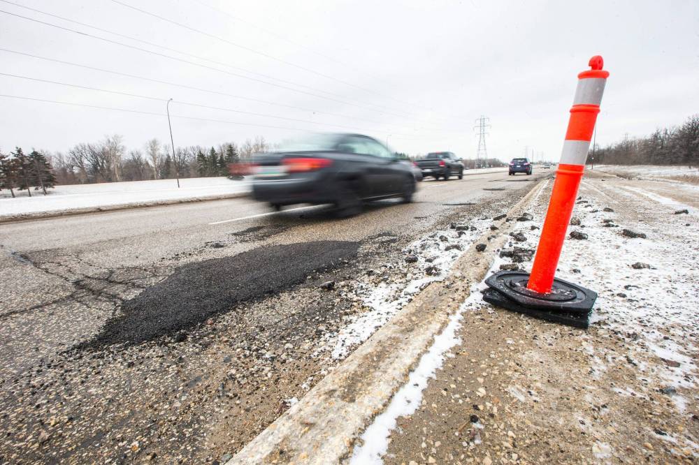 MIKAELA MACKENZIE / FREE PRESS FILES
The city uses a cold-mix patch to fill potholes, but that can pop out if the weather dramatically changes, forcing the city to fill it again.