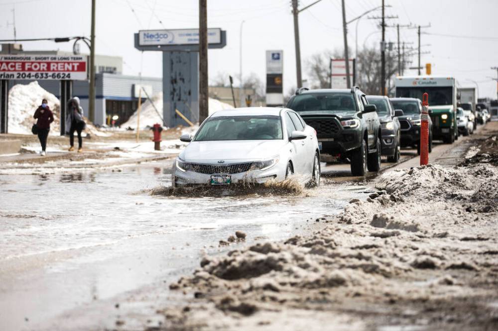 MIKAELA MACKENZIE / WINNIPEG FREE PRESS
Vehicles splash through a hidden pothole on Route 90 just north of Dublin Avenue in Winnipeg. With a number of big construction projects on the horizon, the industry is monitoring the path of a Colorado low weather system that is expected to push water levels higher with more rain this weekend.