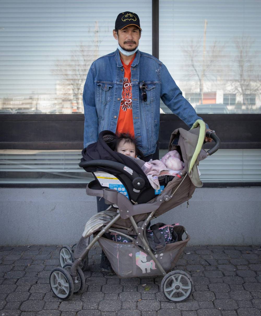 JESSICA LEE / WINNIPEG FREE PRESS
Peguis First Nation evacuees Matthew Cook and daughter Millie, 11 months, are staying at the Hilton Hotel.