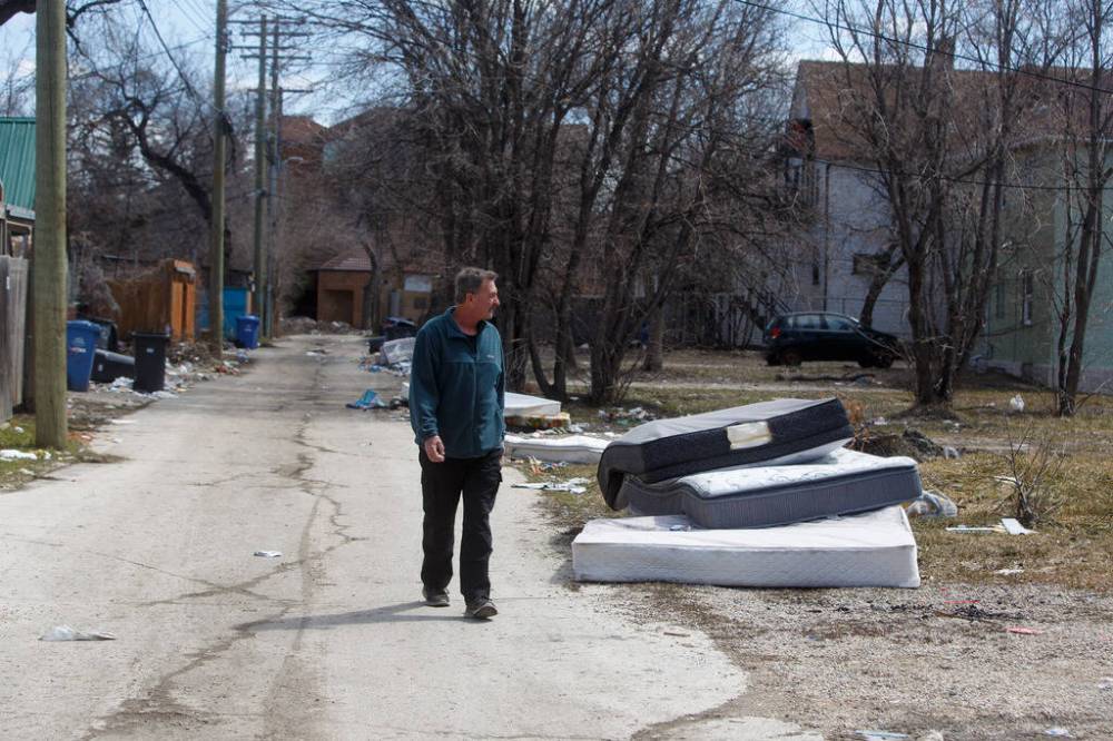 MIKE DEAL / WINNIPEG FREE PRESS FILES
On a sunny May afternoon when the Free Press visits William Whyte, Darrell Warren points out a problem backyard that often has trash piled close to the home — a fire hazard. Warren says he’s called 311 multiple times about that address.
