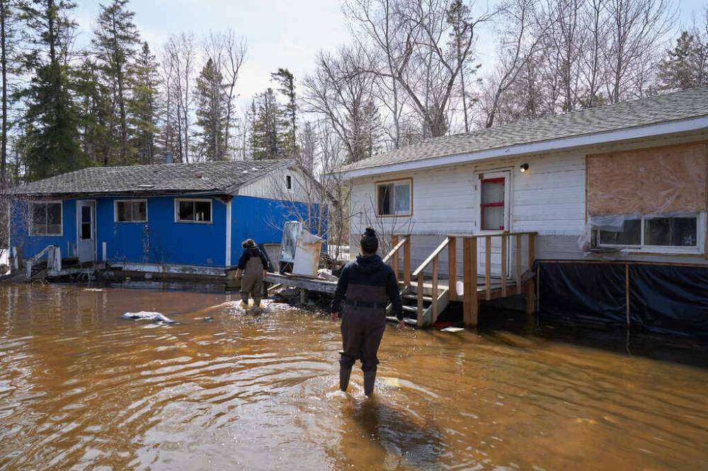 Peguis First Nation has been submerged for a week. (David Lipnowski / The Canadian Press)