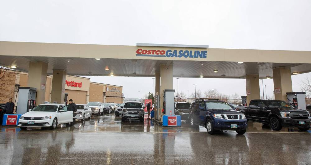 MIKE DEAL / WINNIPEG FREE PRESS A constant flow of cars stopping at the Costco Kenaston’s gas bar Monday afternoon. See Gabrielle Piche story 220509 - Monday, May 09, 2022.