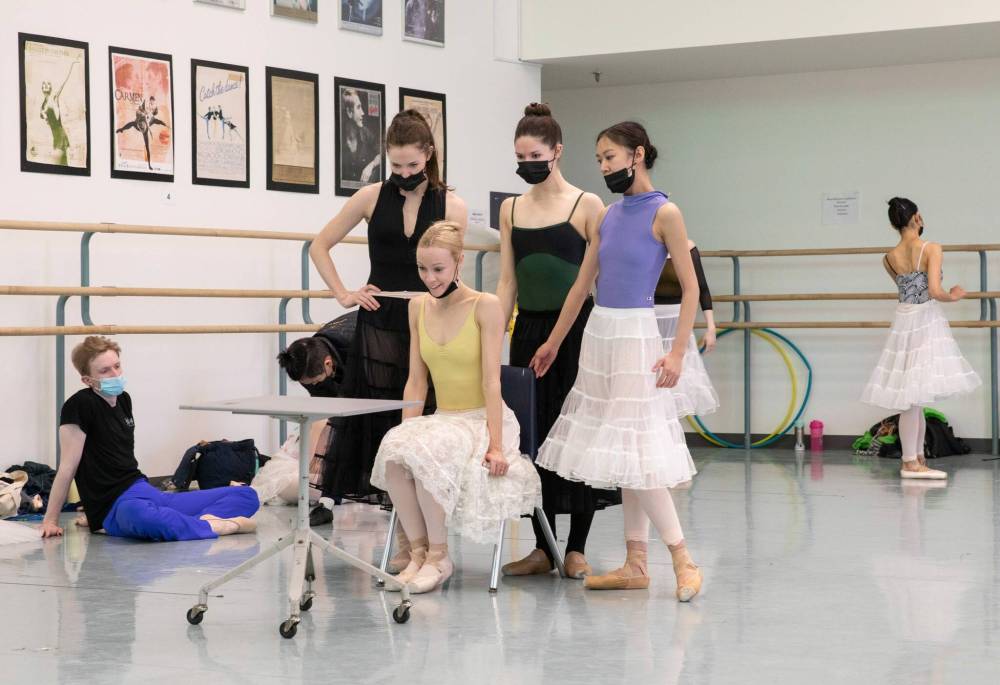 JESSICA LEE / WINNIPEG FREE PRESS
Alternating the lead role in A Cinderella Story is a kind of homecoming for Elizabeth Lamont (seated). Seeing the classical version of Cinderella at age four inspired her ballet ambitions.