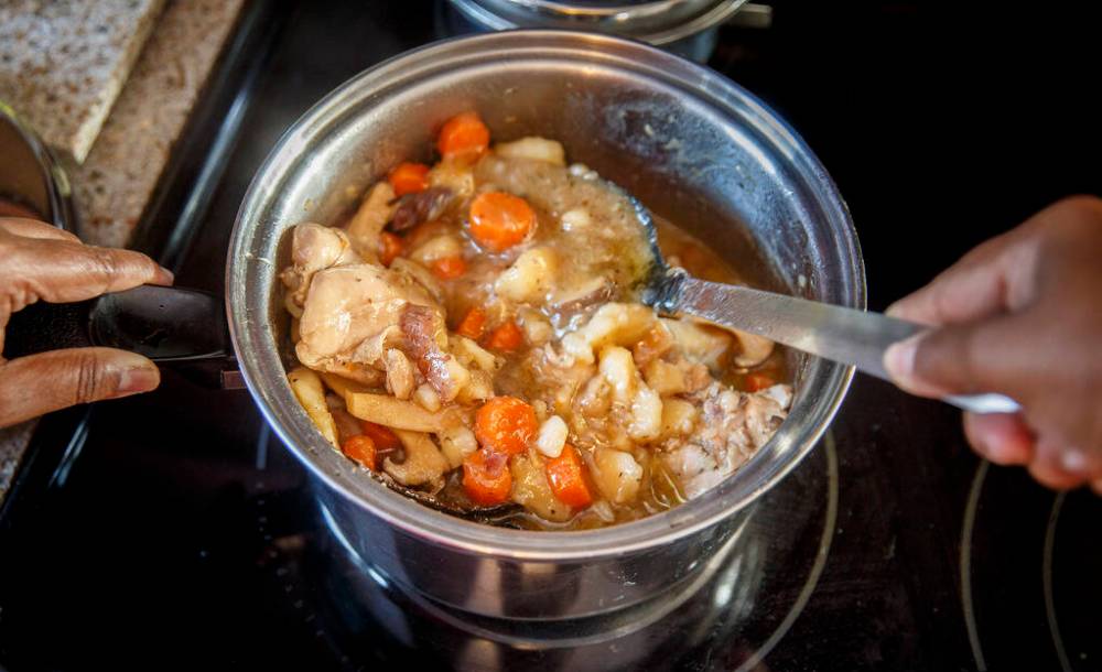 MIKE DEAL / WINNIPEG FREE PRESS
Anucyia Victor Kitching prepares her mother’s chicken stew.