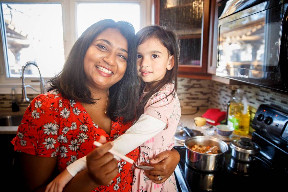 MIKE DEAL / WINNIPEG FREE PRESS
AV Kitching lets her daughter, Faith, 5, taste test her mother’s chicken stew
