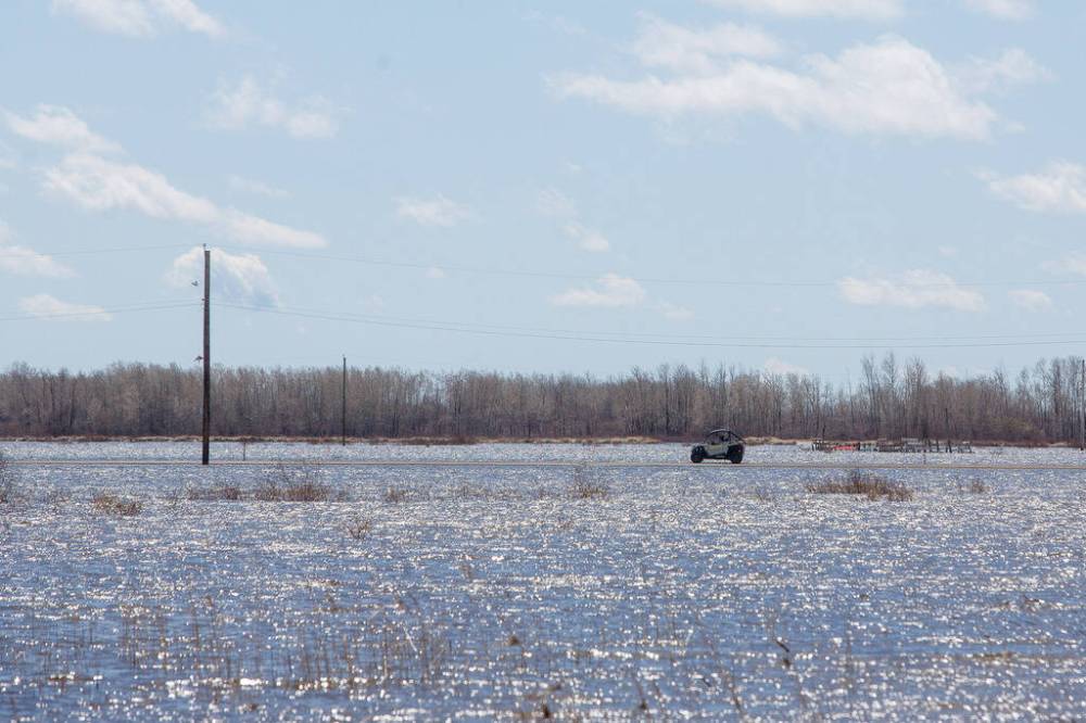 MIKE DEAL / WINNIPEG FREE PRESS FILES
Peguis and other flood-hit communities, including those in the Red River Valley, are prepared in case rain and strong winds from an approaching Colorado low weather system push water levels up to a foot higher.