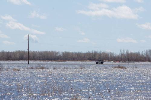 MIKE DEAL / WINNIPEG FREE PRESS FILES
Peguis and other flood-hit communities, including those in the Red River Valley, are prepared in case rain and strong winds from an approaching Colorado low weather system push water levels up to a foot higher.